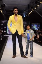 Sandip Soparkar walk the ramp for JKF at Kids Fashion Week day 1 on 17th Jan 2012 (48).JPG